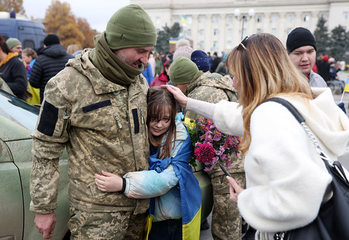 L’armée ukrainienne reprend le contrôle de Kherson ; Refusés en Italie, accueillis en France : le résumé de la semaine