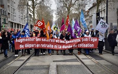 1,12 million de personnes dans la rue en France et le Pérou à feu et à sang : résumé de la semaine